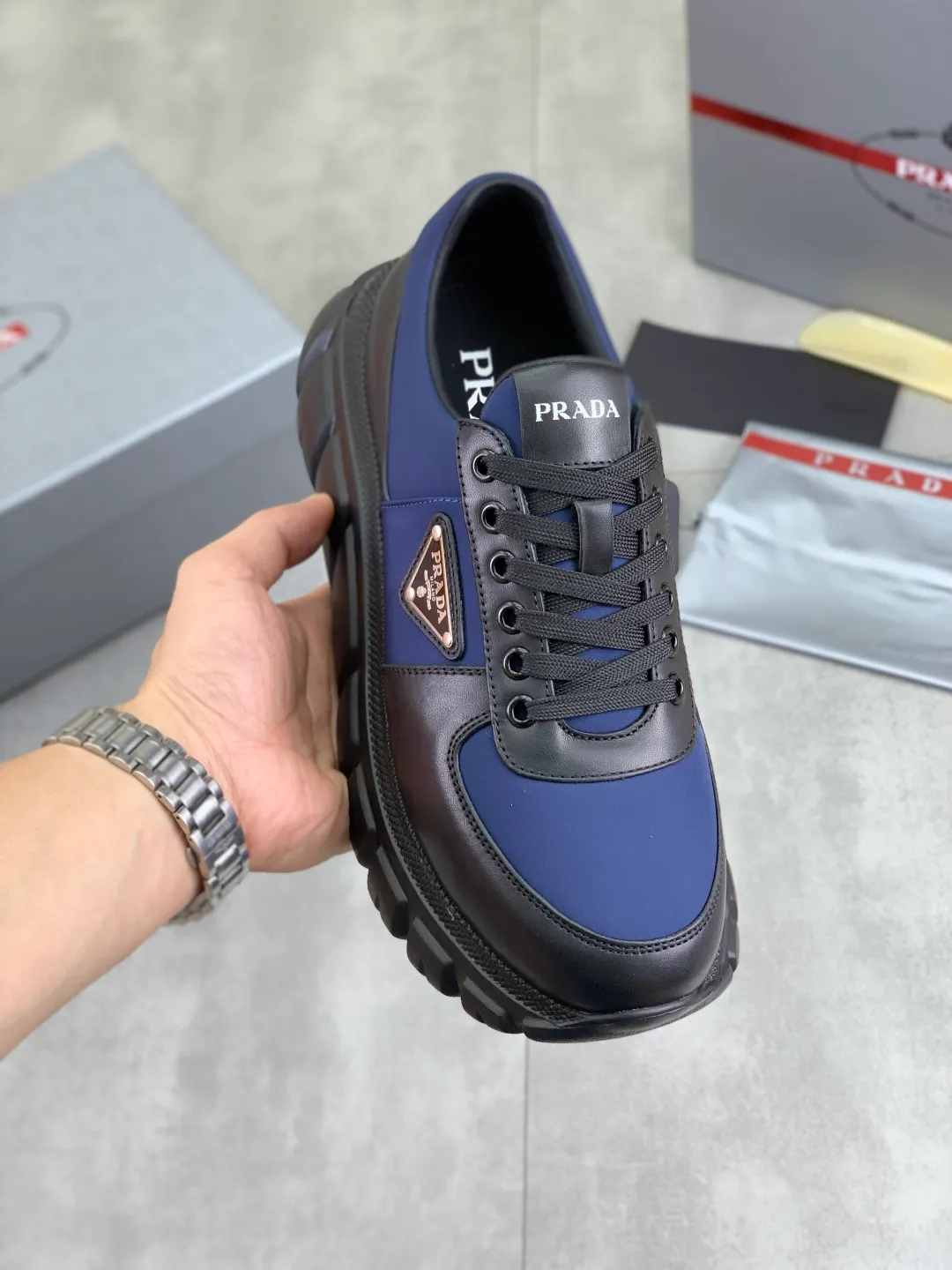 Men's men's shoes 💰P560💰[New style] High version official website popular models are on the market, 🆘 Classic popular models (Prada) are the main popular models, avant-garde and versatile fashion men's shoes private version mold opening, cowhide surface splicing 1:1.. Fashionable and simple, original imported cowhide lining cowhide feet; the atmosphere and personality are more fashionable, eye-catching and pursuing class. It will subvert the old idea and be a must-have for fashion trendsetters with you! Must keep it for yourself! Tall and comfortable, large and low, high-end quality workmanship. Code number: 38-44 (45 46 customized) 4️⃣ colors available.
